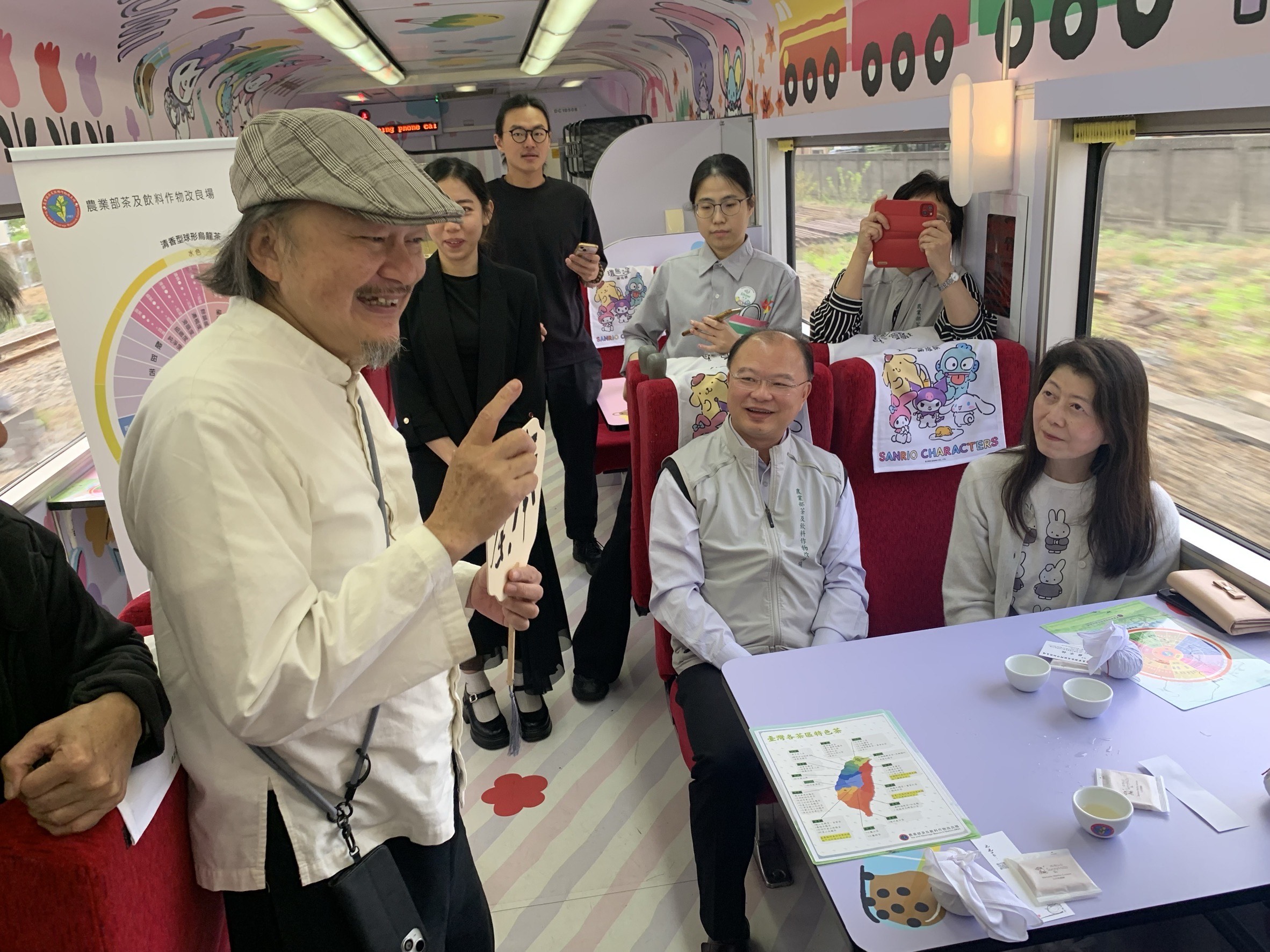 詩人葉東泰為大家吟唱「茶芳的火車」茶詩
