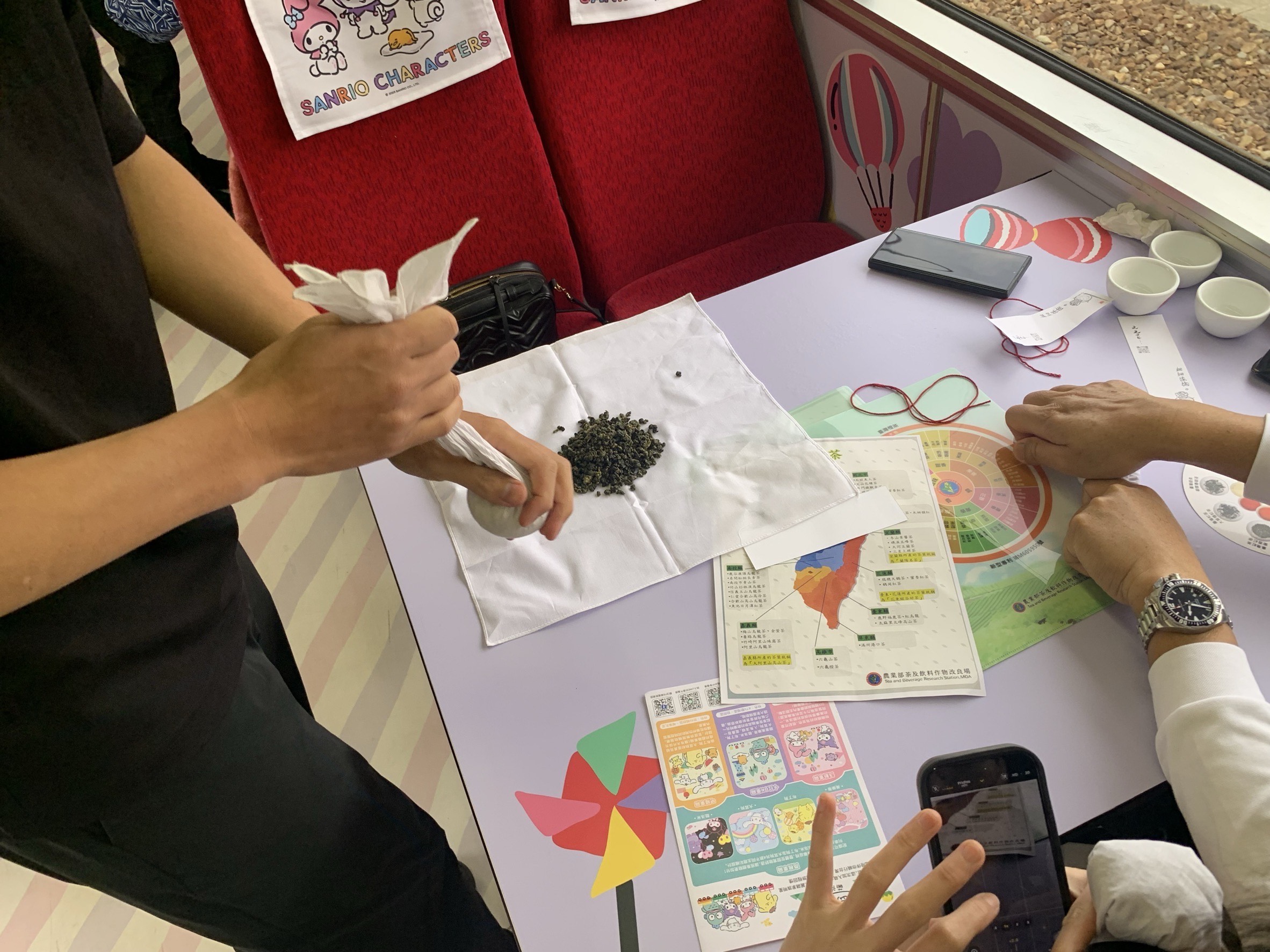 乘客現場體驗揉茶球活動