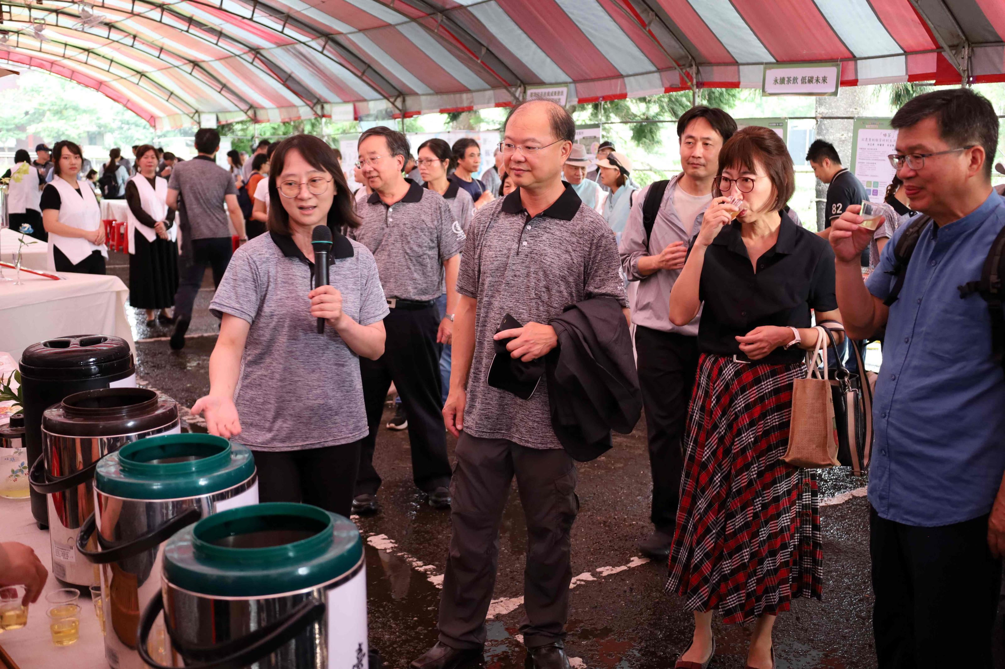 圖6、茶改場蘇宗振場長帶領貴賓體驗茶改場研發之創新科技研究成果