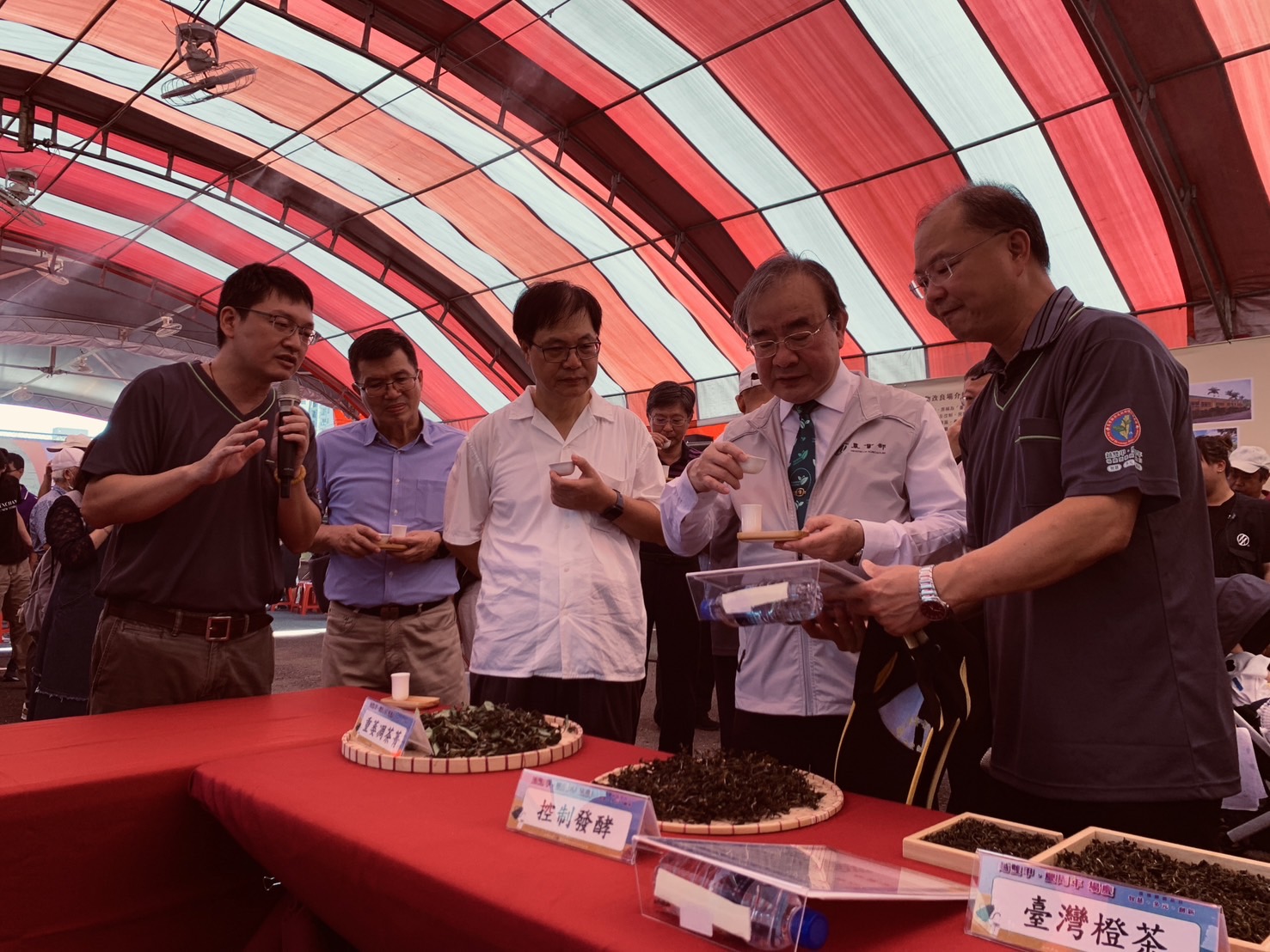 圖三、113年8月3日茶改場場慶當日，農業部胡次長忠一蒞臨新茶類發表攤位，品飲「臺灣橙茶」，並給予讚賞。