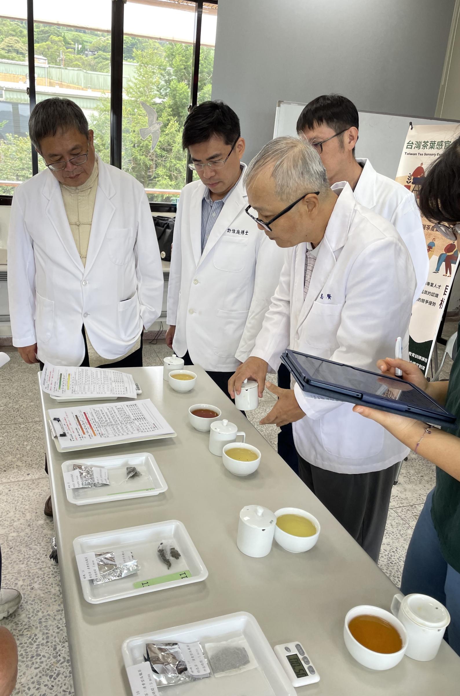 圖二、「2024第一屆全國有機袋茶分類分級TAGs評鑑活動」評審現場照片，茶葉評審