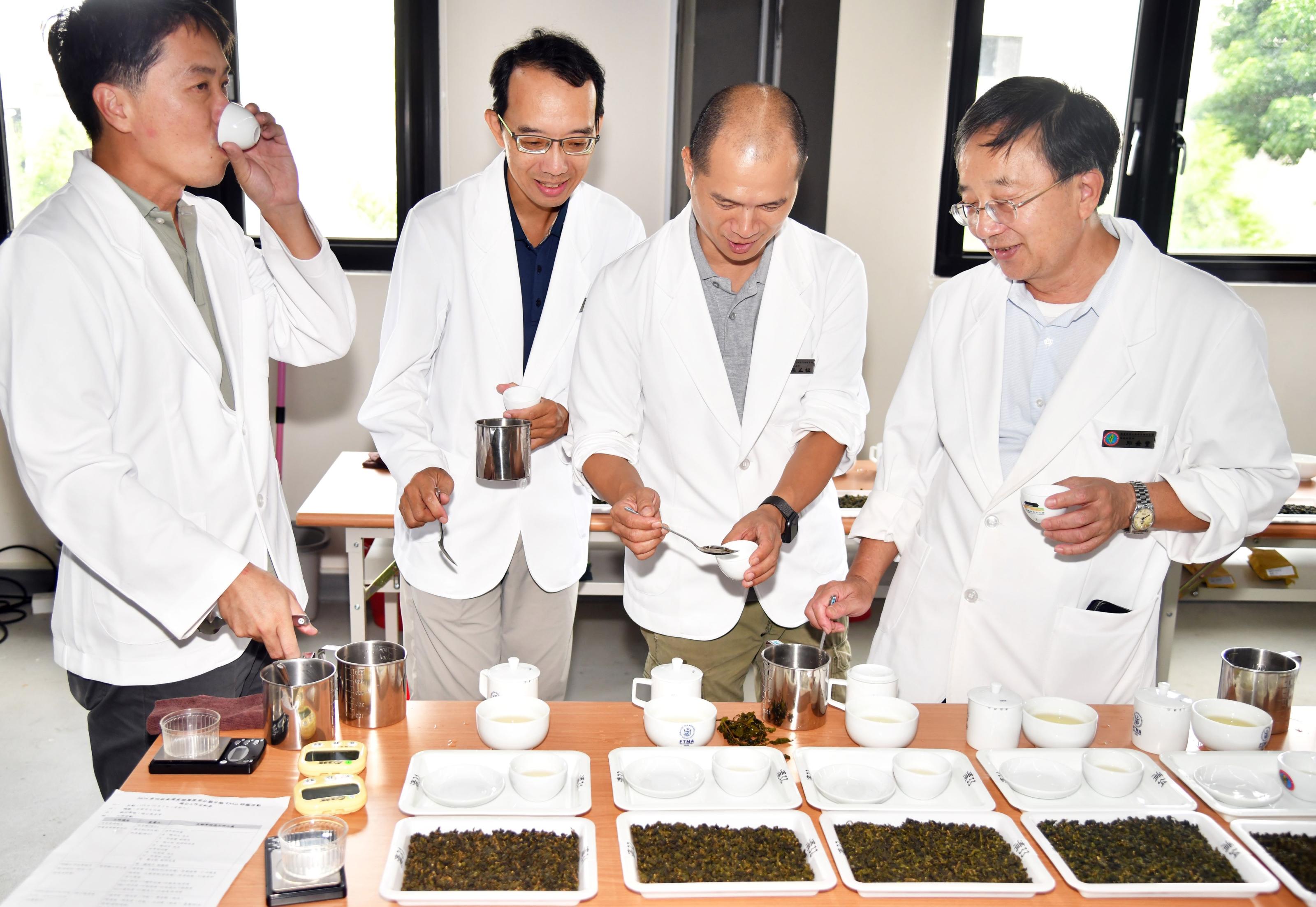 圖二、2024第四屆臺灣產銷履歷茶分類分級TAGs評鑑活動-清香組評審現場，由左至右為官界茶改場張正桓助研員、學界中興大學蔡政信技士、產業界鍾明志先生及官界技術評審茶改場邱垂豐副場長，討論清香型烏龍茶品質。