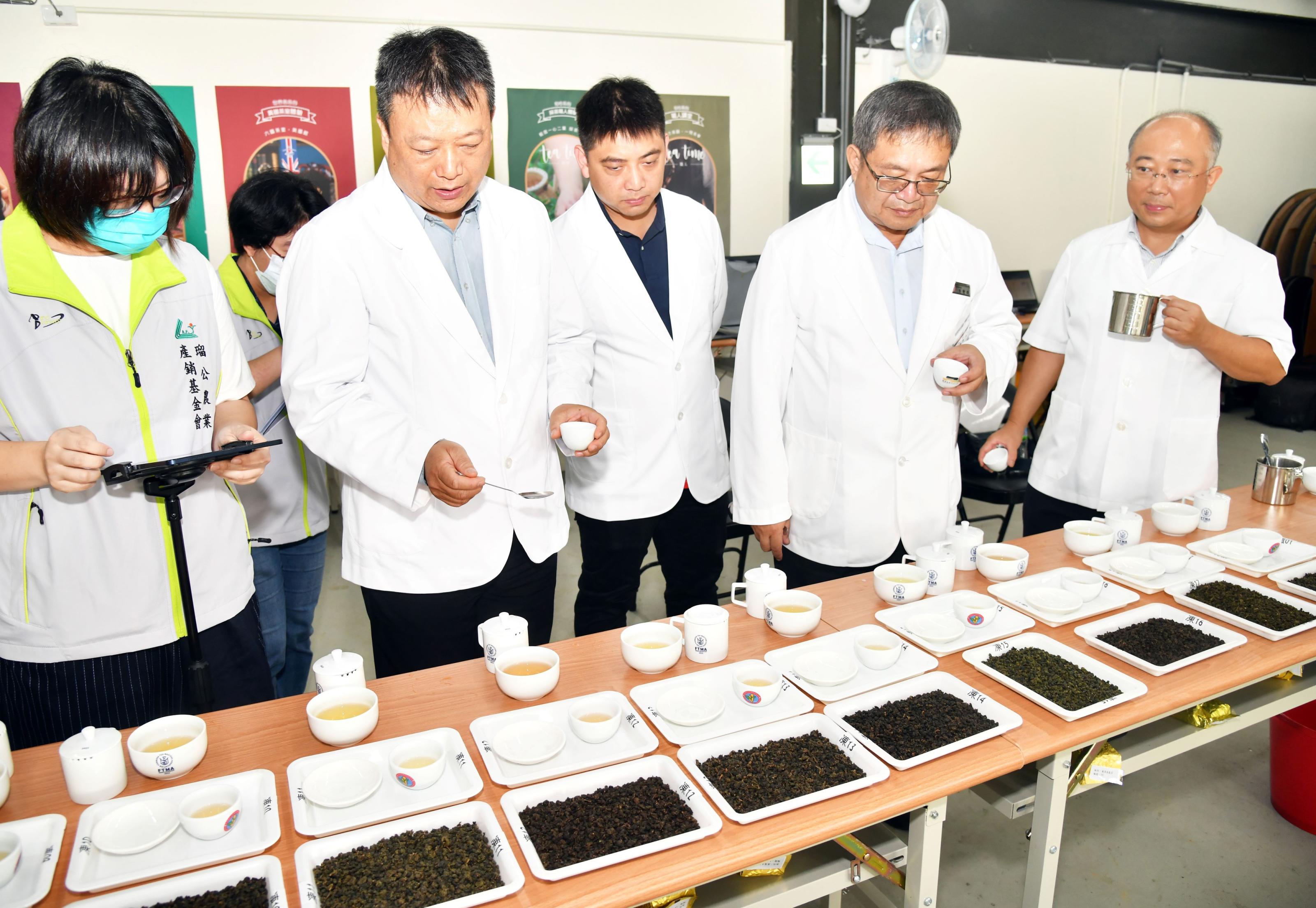圖三、2024第四屆臺灣產銷履歷茶分類分級TAGs評鑑活動-焙香組評審現場，由左至右為官界茶改場羅士凱副研究員、產界林宸緯先生、官界技術評審吳聲舜秘書及學界逢甲大學鍾健平教授，討論焙香型烏龍茶風味。