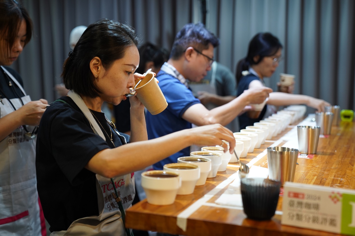 圖二、2024第一屆臺灣咖啡分類分級(TCAGs)評鑑賽評審杯測現況。 圖二、2024第一屆臺灣咖啡分類分級(TCAGs)評鑑賽評審杯測現況。
