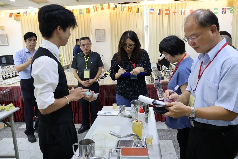 圖二左、2025第二屆全國創意茶飲調製競賽學生組競賽現場