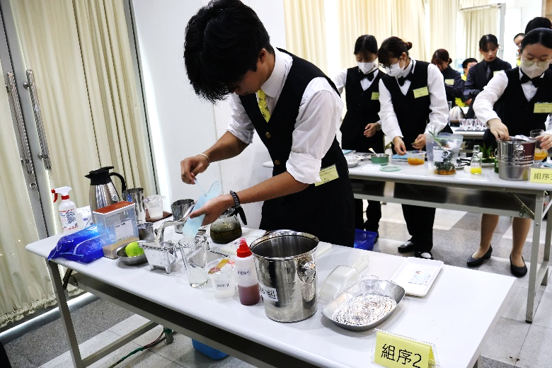 圖二右、2025第二屆全國創意茶飲調製競賽學生組競賽現場