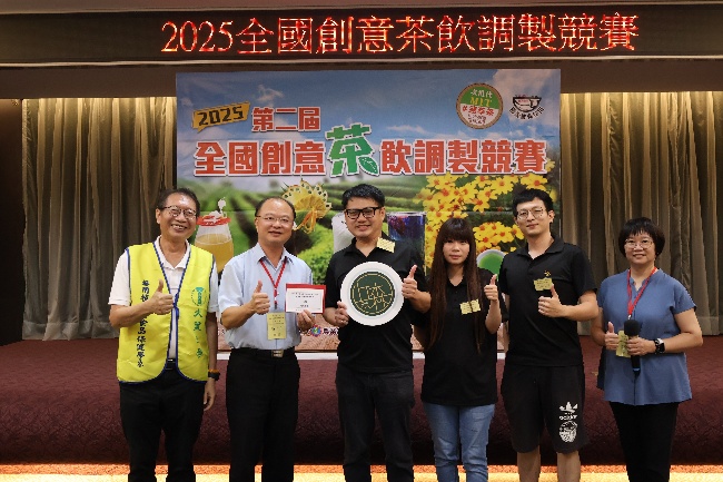 業界國產鮮乳調飲組獲獎隊伍合影冠軍