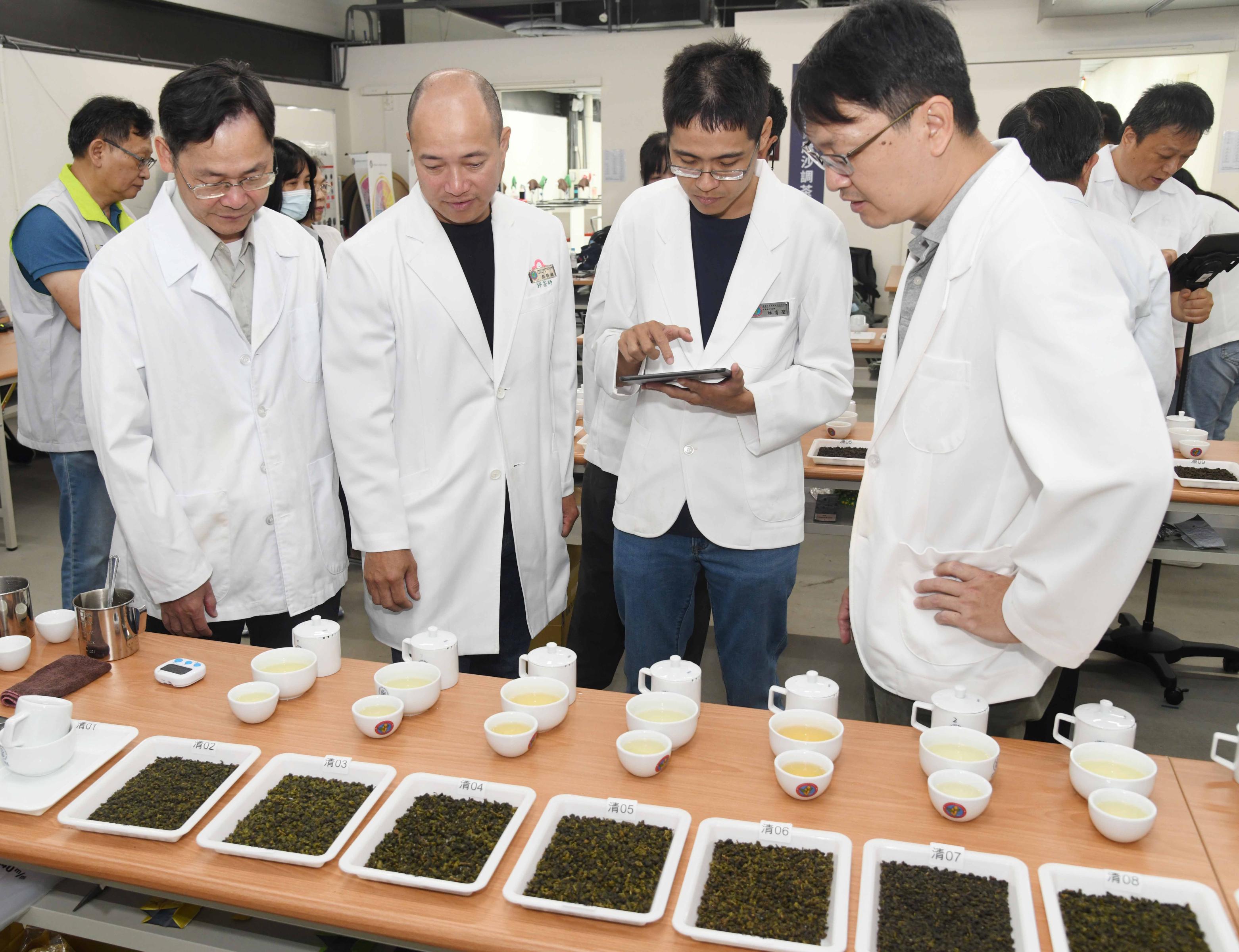「2025第六屆全國有機茶分類分級TAGs評鑑活動」清香型球形烏龍茶組評審現場,由右至左依序為官方評審蘇彥碩分場長、林育聖助研員,學界評審黃文理教授、產界評審郭俊麟先生 「2025第六屆全國有機茶分類分級TAGs評鑑活動」清香型球形烏龍茶組評審現場,由右至左依序為官方評審蘇彥碩分場長、林育聖助研員,學界評審黃文理教授、產界評審郭俊麟先生