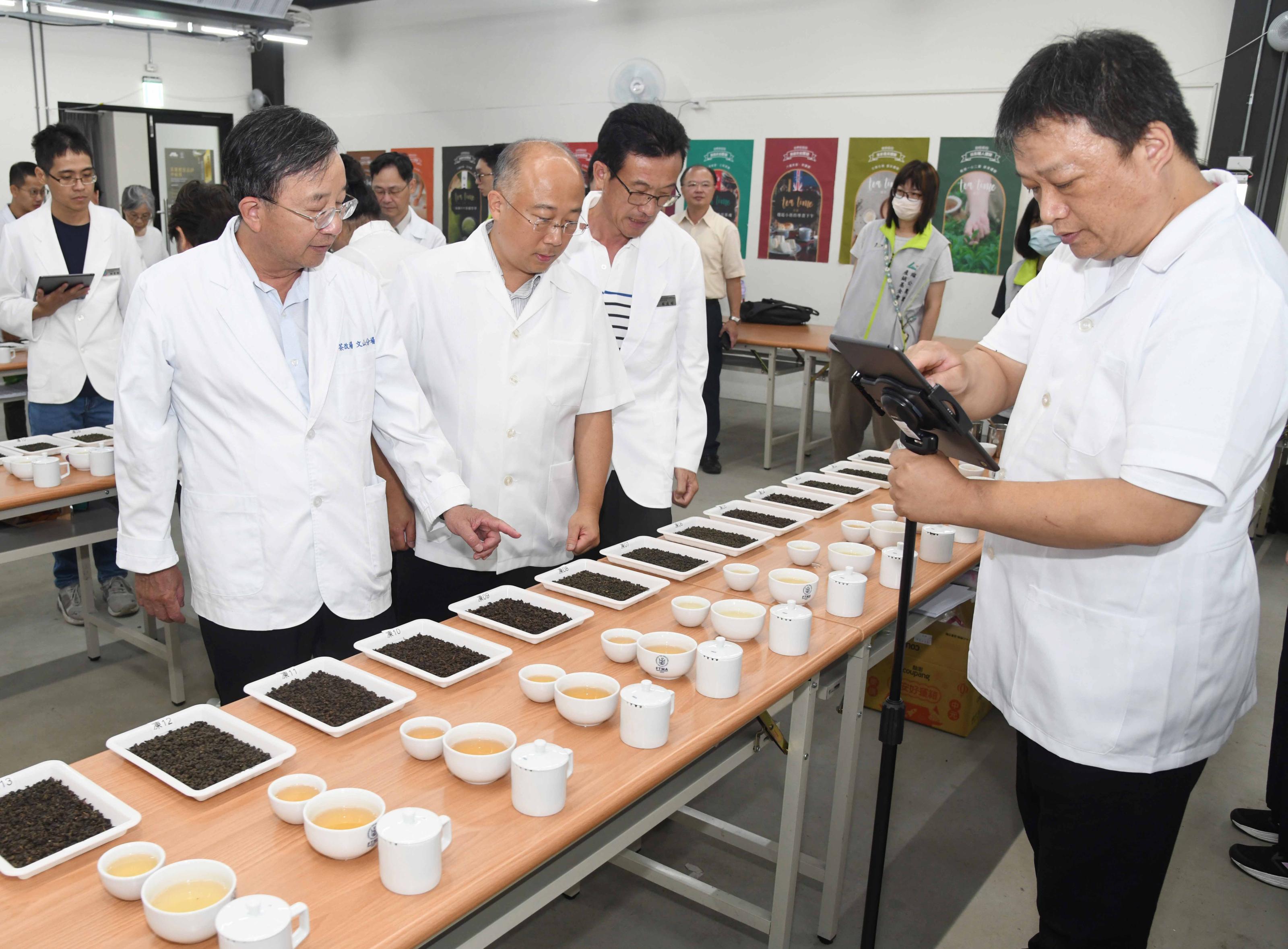 「2025第六屆全國有機茶分類分級TAGs評鑑活動」凍頂烏龍茶、鐵觀音茶、紅烏龍茶組評審現場,由左至右依序為官方評審邱垂豐副場長、學界評審鍾建坪教授、產界評審蘇庭瑤先生、羅士凱副研員 「2025第六屆全國有機茶分類分級TAGs評鑑活動」凍頂烏龍茶、鐵觀音茶、紅烏龍茶組評審現場,由左至右依序為官方評審邱垂豐副場長、學界評審鍾建坪教授、產界評審蘇庭瑤先生、羅士凱副研員