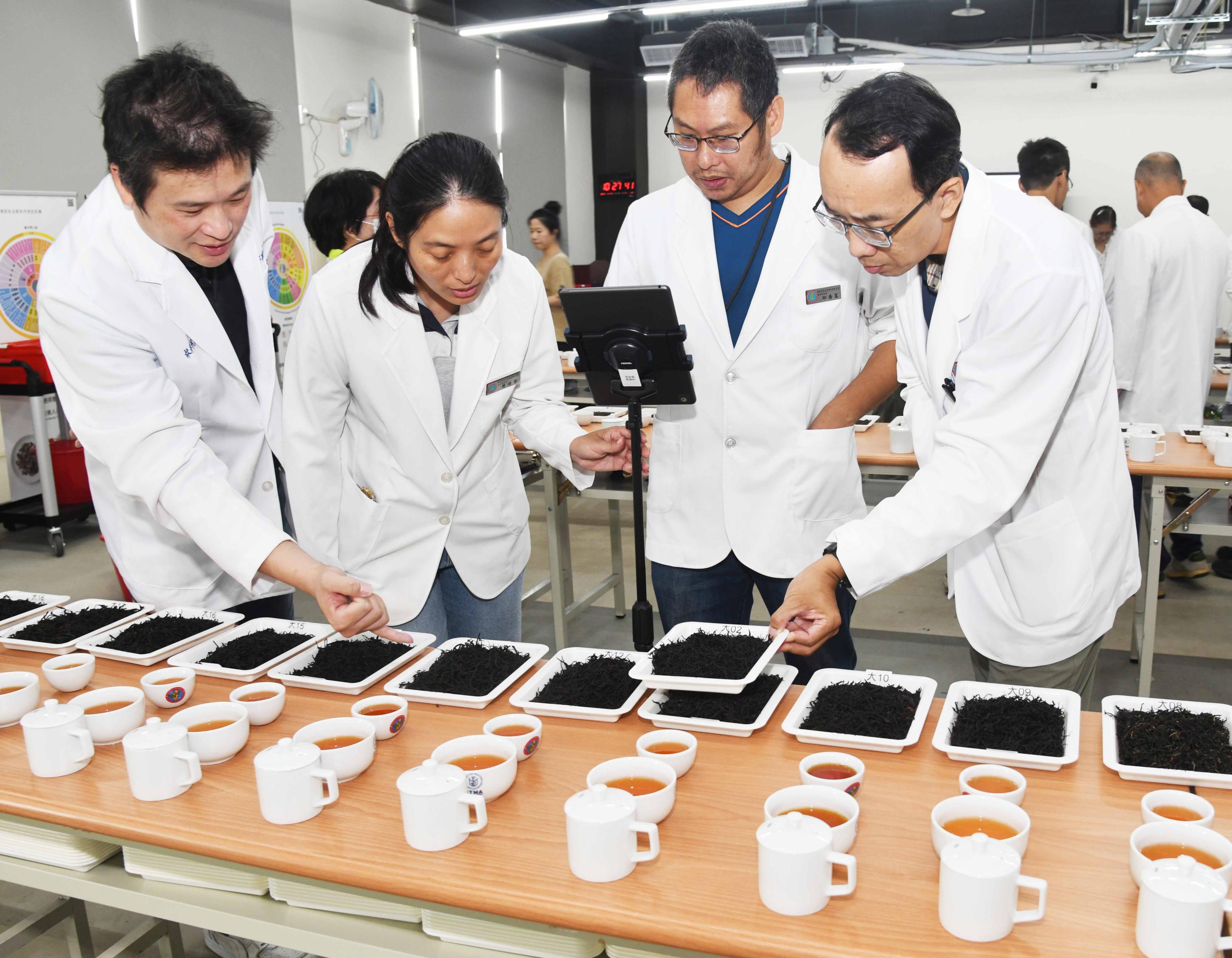 「2025第六屆全國有機茶分類分級TAGs評鑑活動」凍頂烏龍茶、鐵觀音茶、紅烏龍茶組評審現場,由左至右依序為官方評審邱垂豐副場長、學界評審鍾建坪教授、產界評審蘇庭瑤先生、羅士凱副研員 「2025第六屆全國有機茶分類分級TAGs評鑑活動」凍頂烏龍茶、鐵觀音茶、紅烏龍茶組評審現場,由左至右依序為官方評審邱垂豐副場長、學界評審鍾建坪教授、產界評審蘇庭瑤先生、羅士凱副研員