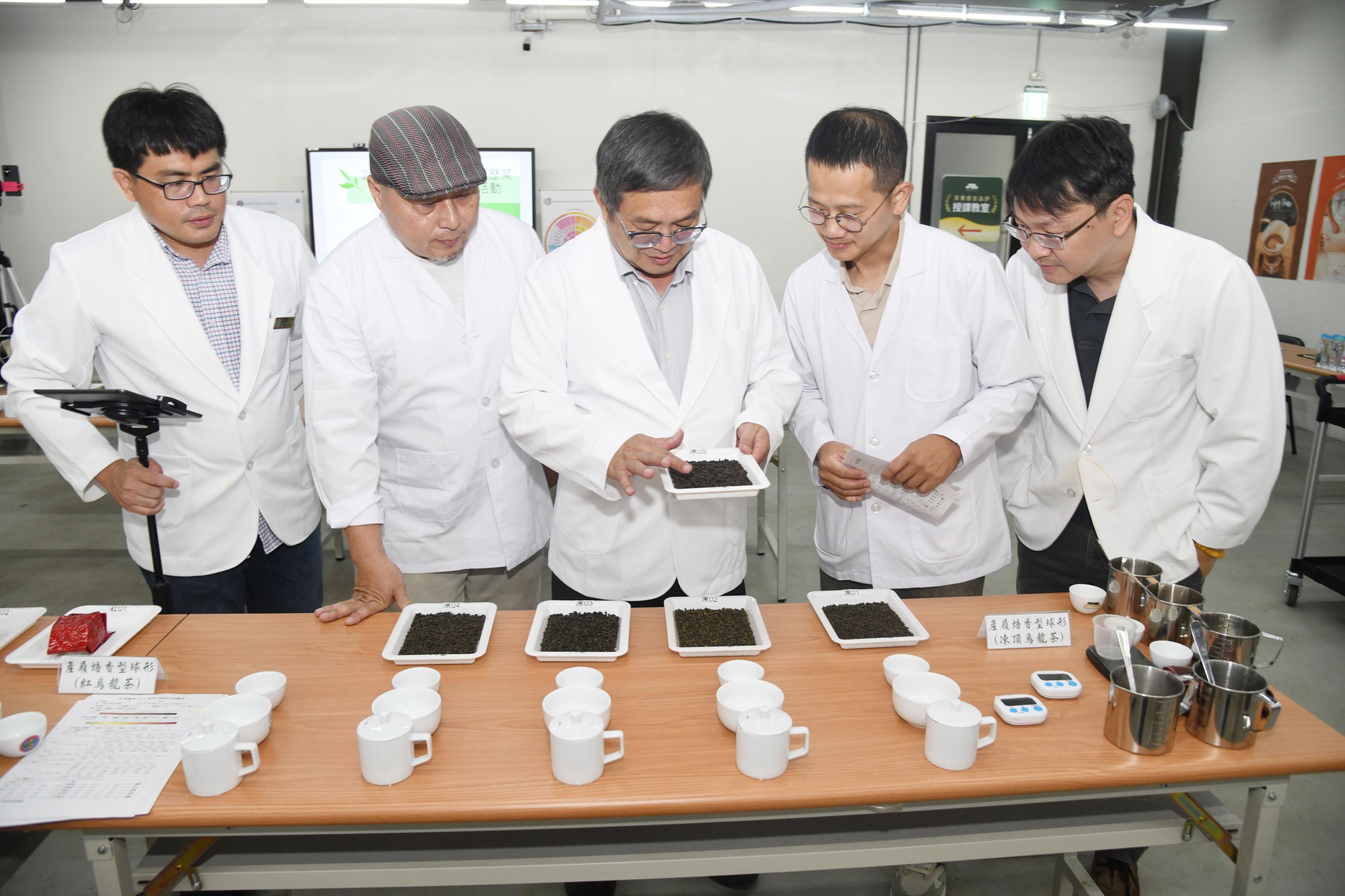 圖二:評審討論凍頂烏龍茶品質。 圖二:評審討論凍頂烏龍茶品質。