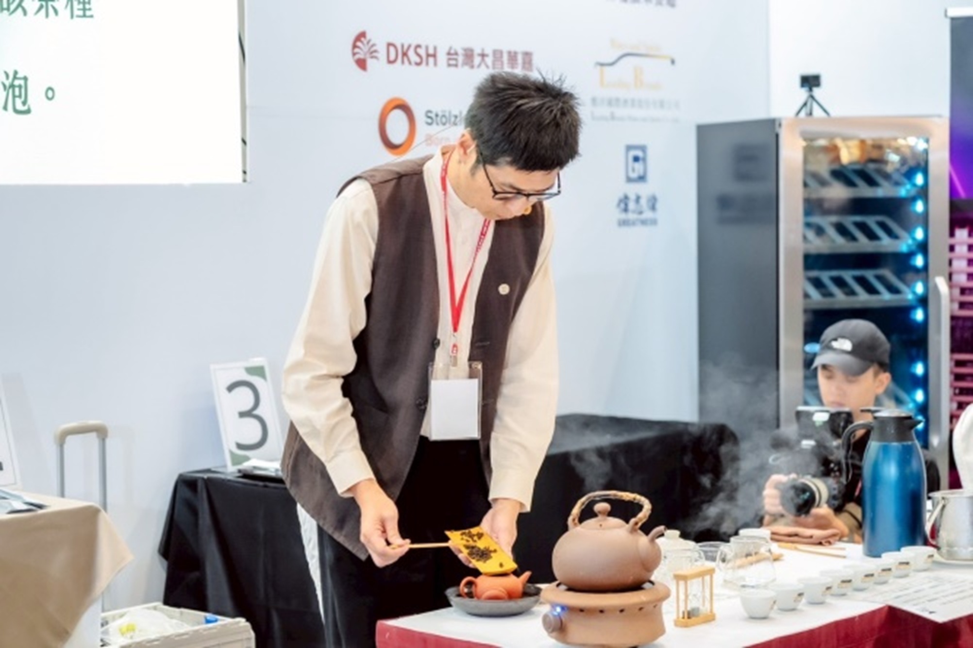圖2右上第一屆「2025臺灣最佳侍茶師大賽」複賽茶湯沖泡