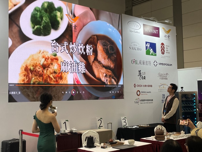 圖3左 第一屆「2025臺灣最佳侍茶師大賽」決賽餐點搭配及專業沖泡