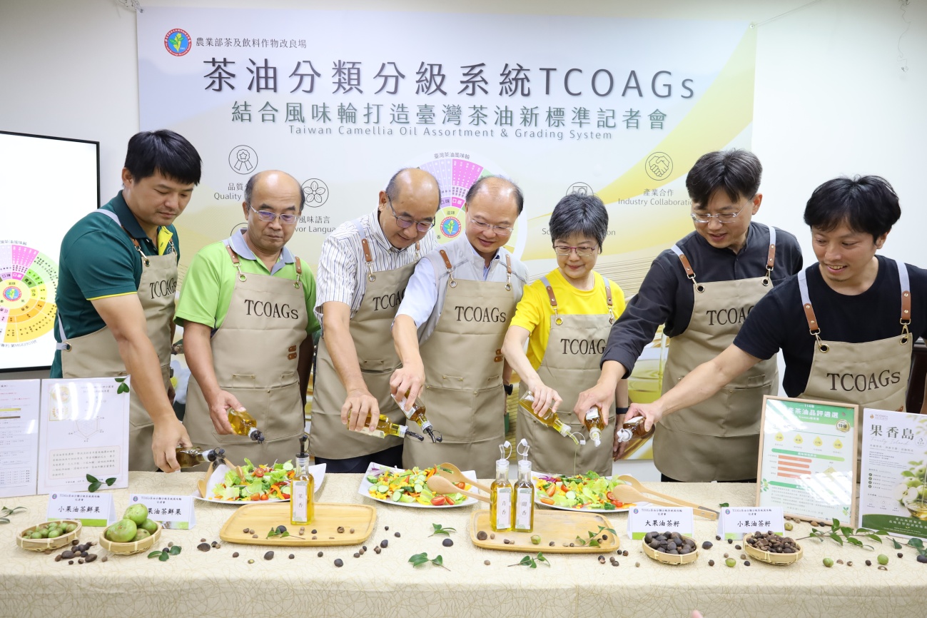 圖二、蘇宗振場長及貴賓示範健康苦茶油拌沙拉 圖二、蘇宗振場長及貴賓示範健康苦茶油拌沙拉