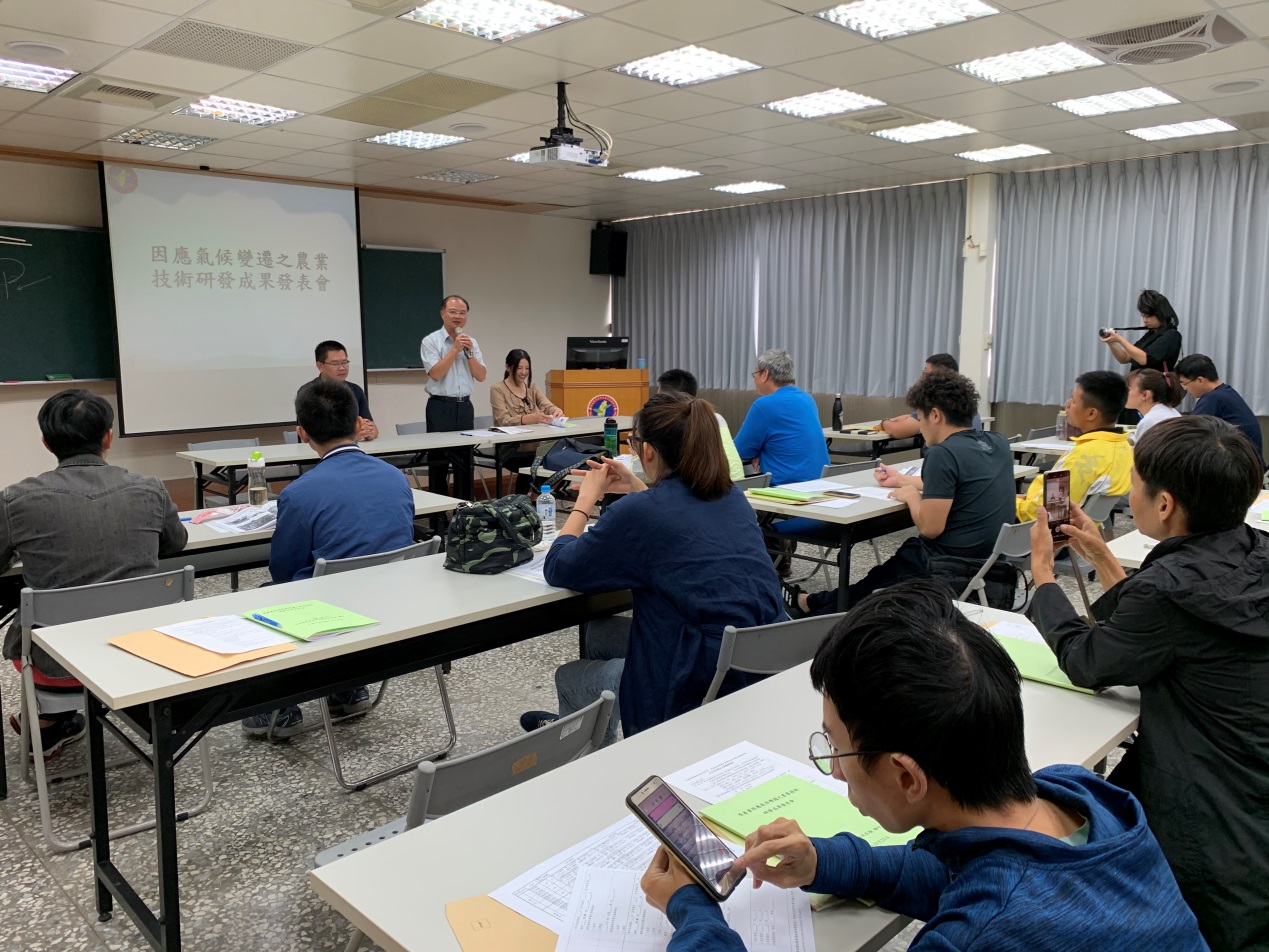 茶改場蘇宗振場長為農民解答問題 茶改場蘇宗振場長為農民解答問題