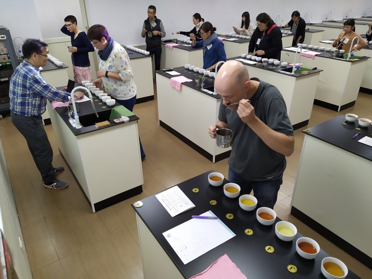 學員體驗初級茶葉感官品評能力鑑定測驗-茶類辨識 (品評茶湯香氣與滋味) 圖四、學員體驗初級茶葉感官品評能力鑑定測驗-茶類辨識 (品評茶湯香氣與滋味)