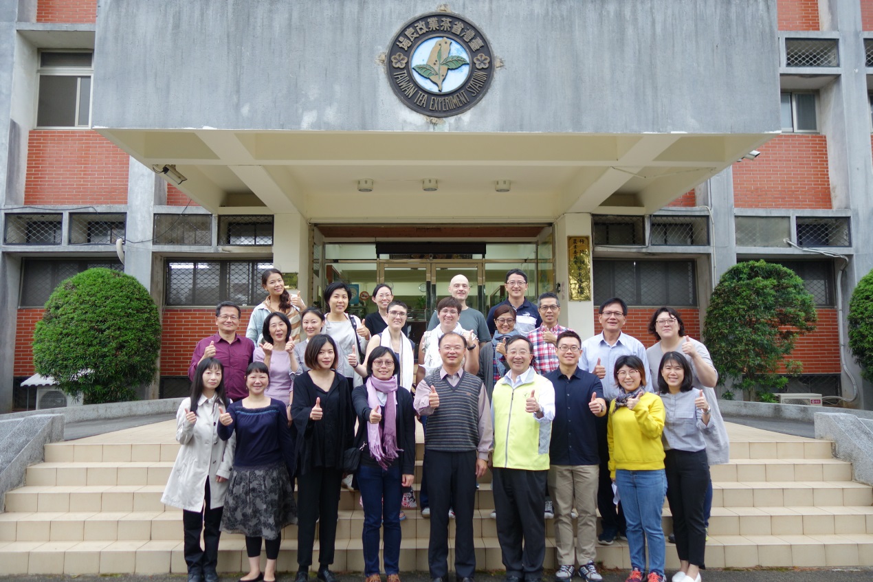 外籍學員與蘇宗振場長合照 圖一、外籍學員與蘇宗振場長合照