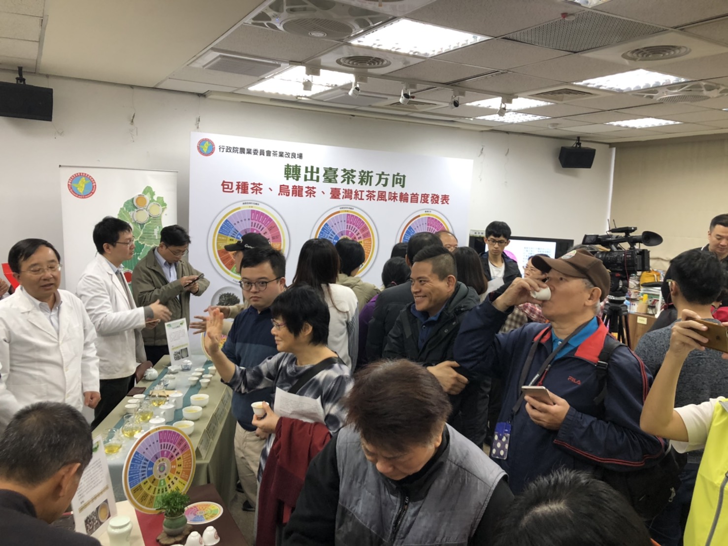 現場品嚐三種臺灣特色茶與詢問風味輪相關內容 現場品嚐三種臺灣特色茶與詢問風味輪相關內容