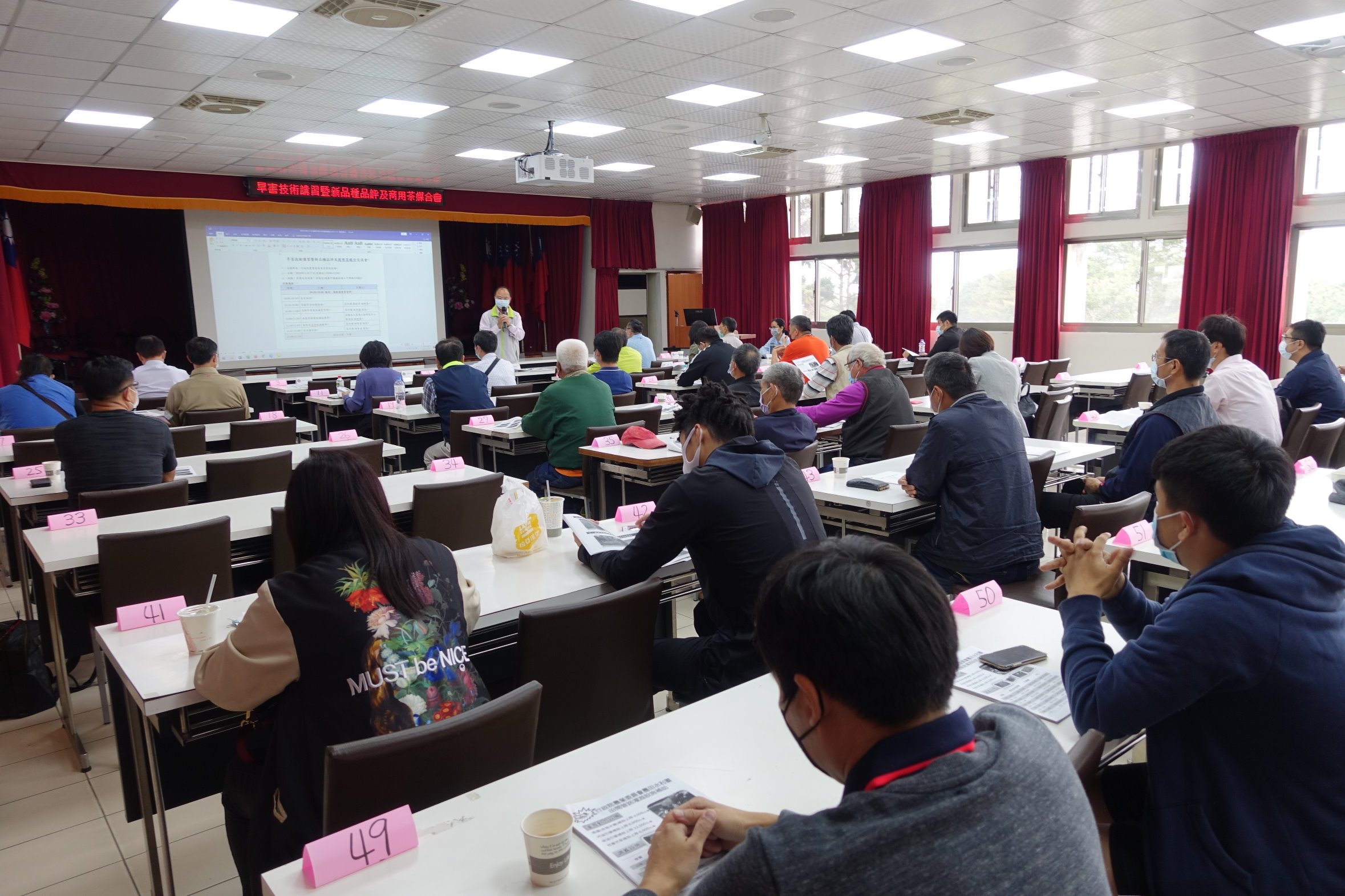 茶改場辦理茶園旱害技術講習，茶農及茶廠及相關業者踴躍參加