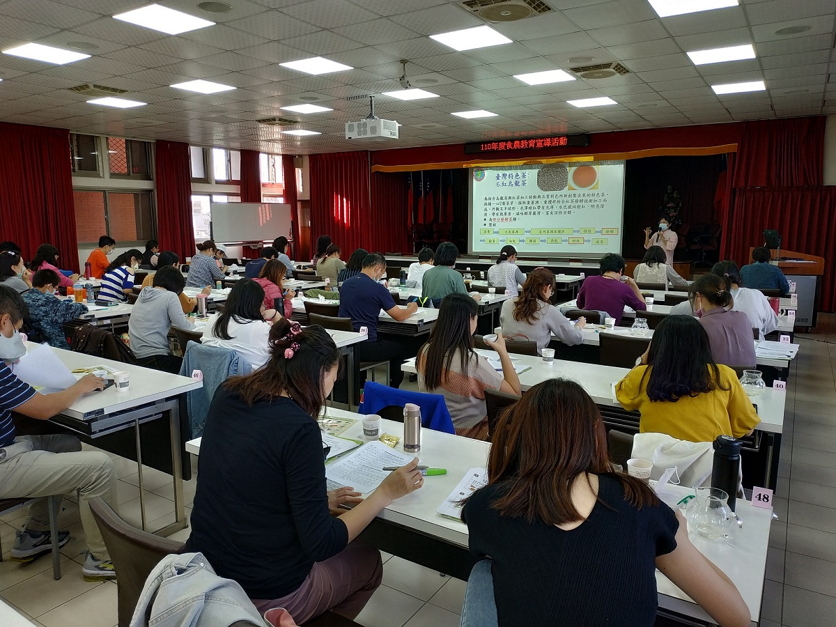 圖一、楊美珠課長說明臺灣特色茶風味輪及臺灣茶分類分級系統
