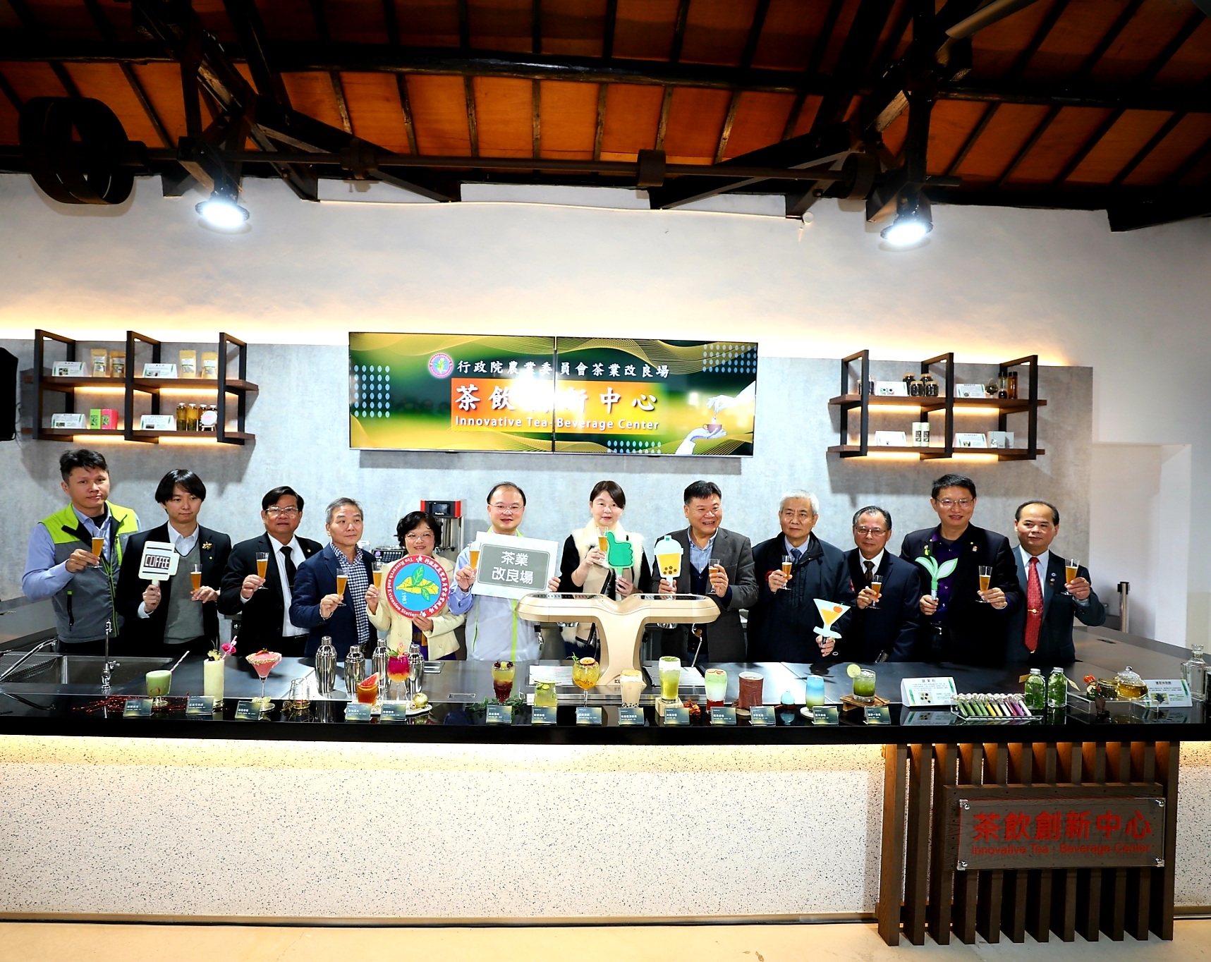 圖三、茶飲創新產業聯盟合影 圖三、茶飲創新產業聯盟合影