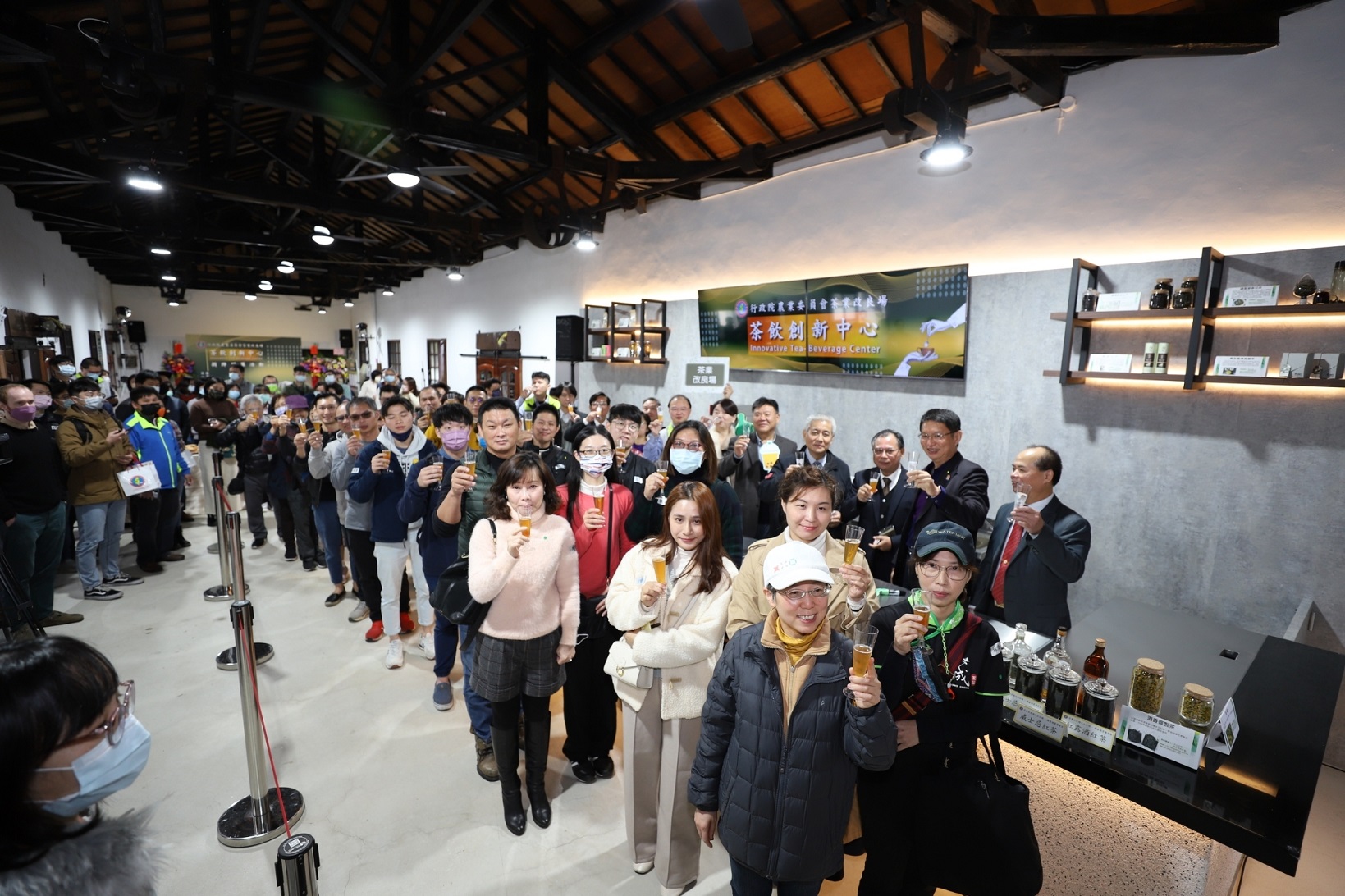 圖四、貴賓與青農品嚐特色茶調飲 圖四、貴賓與青農品嚐特色茶調飲