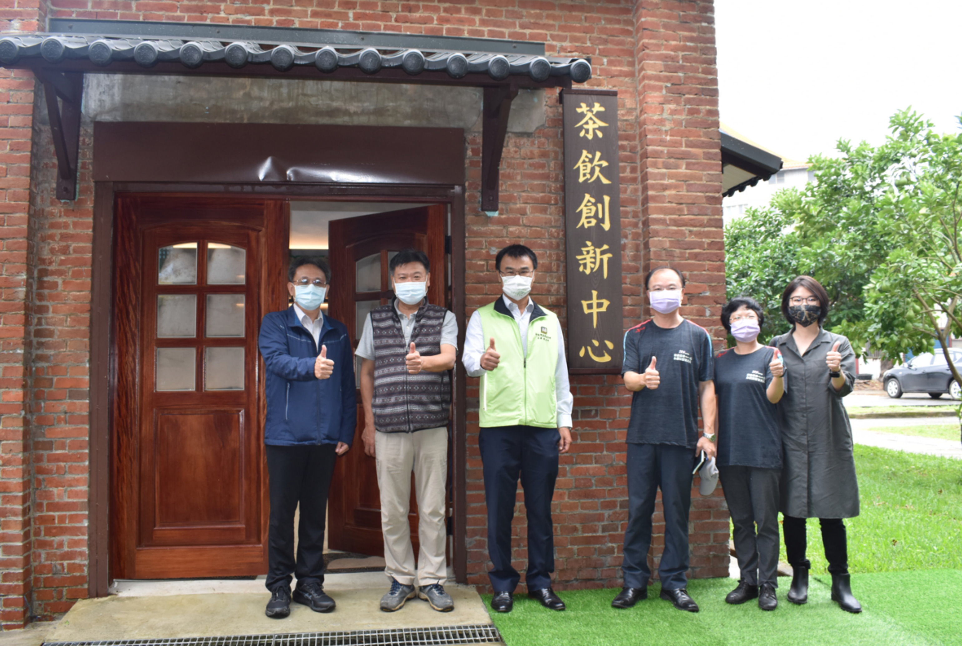 圖五、陳吉仲主委巡視茶飲創新中心