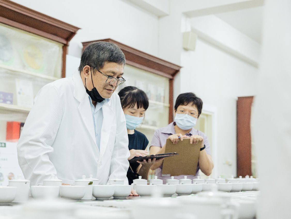 圖二、評番吳聲舜秘書(左)及助理評審郭芷君助研員(中)、助理評審楊美珠(右)