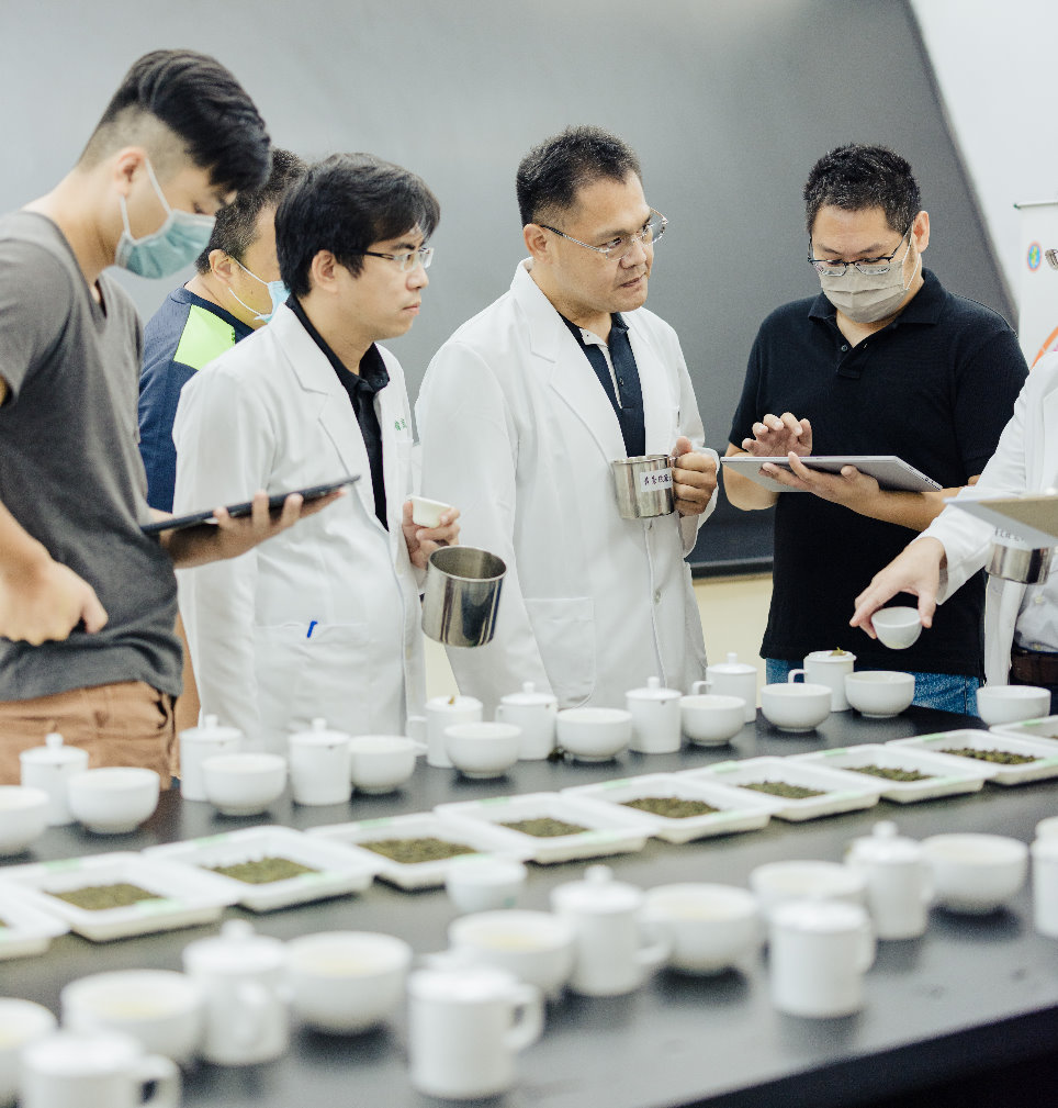 圖三、評審許偉庭助理教授(左二)、評審黃崇敬先生(右二)及助理評審溫晏良約僱員(左一)、邱喬嵩助研員(右一)