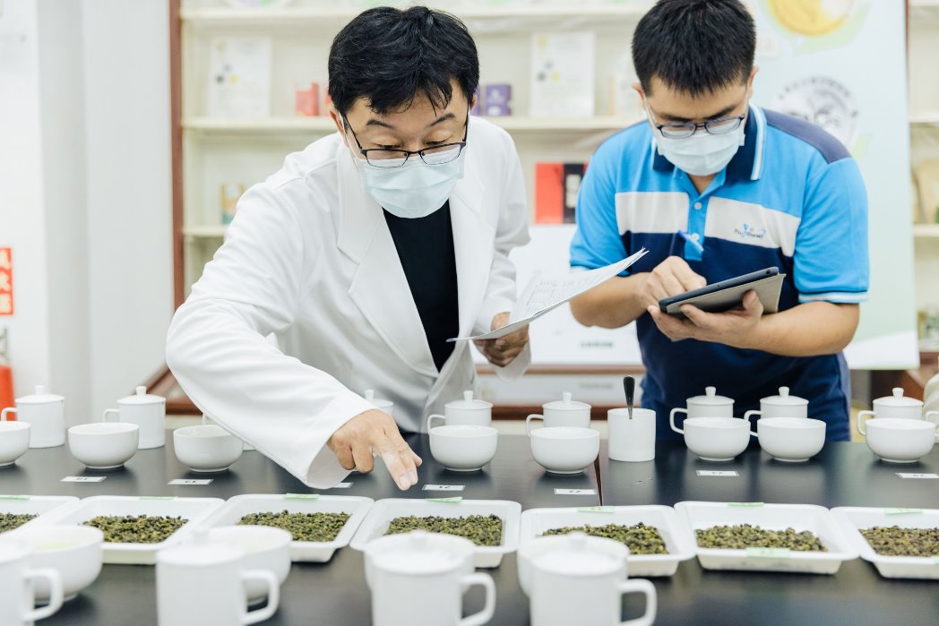 圖四、評審蔡明志先生(左)及助理評審潘韋成股長(右)